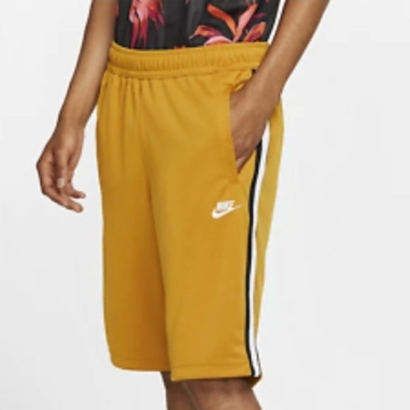 standard fit at knee length nike